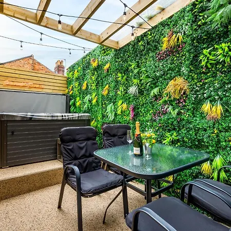 Emerald Terrace With Hot Tub Holiday home Scarborough