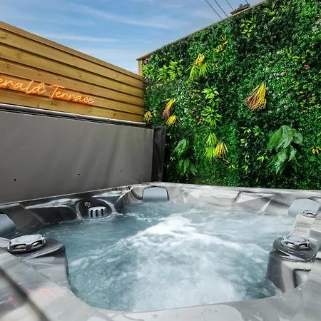 Emerald Terrace With Hot Tub Holiday home Scarborough